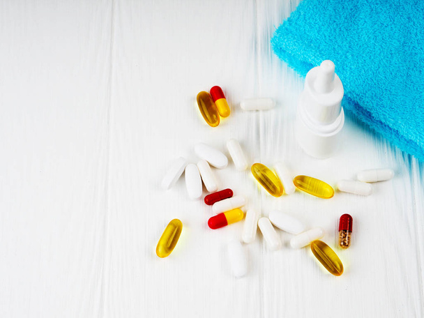 un sacco di pillole su sfondo di legno bianco, spazio copia per il testo, concetto di medicina e salute
 - Foto, immagini
