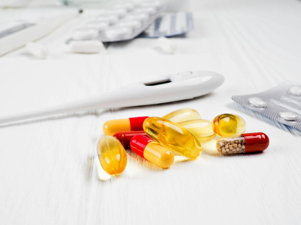 een heleboel pillen op witte houten achtergrond, kopie ruimte voor tekst, concept van geneeskunde en gezondheid - Foto, afbeelding