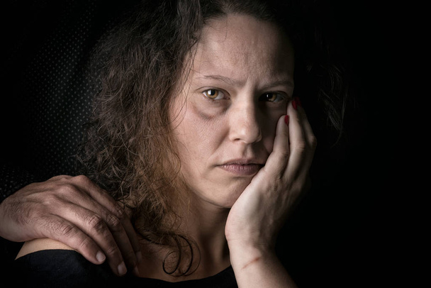 Γυναίκα θύμα ενδοοικογενειακής βίας - Φωτογραφία, εικόνα