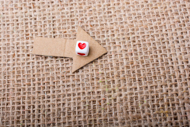 Aşk küpleri dışında kahverengi kağıt kesme oku - Fotoğraf, Görsel