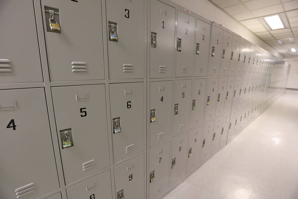 Gros plan sur les casiers des élèves au secondaire
 - Photo, image