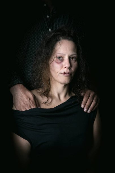 Mujer víctima de violencia doméstica - Foto, imagen