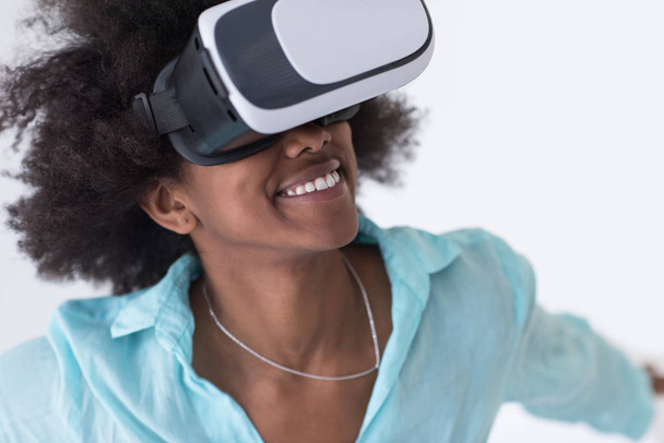 black girl using VR headset glasses of virtual reality - Foto, Bild