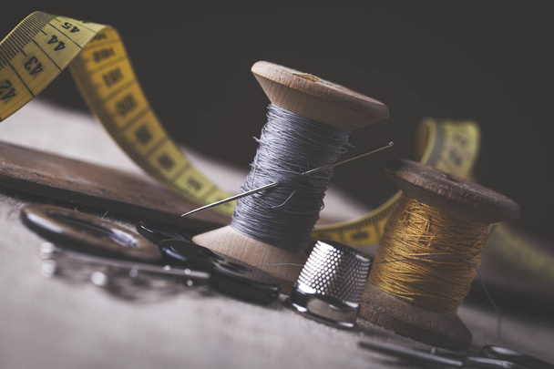 Instrumentos de coser, hilos, agujas, bobinas y materiales
. - Foto, Imagen