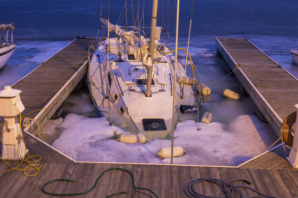 Yacht dimenticato nel lago ghiacciato
 - Foto, immagini