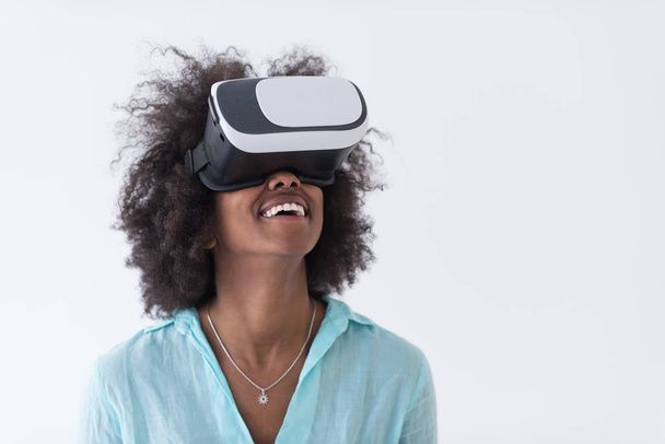 black girl using VR headset glasses of virtual reality - Foto, Imagen