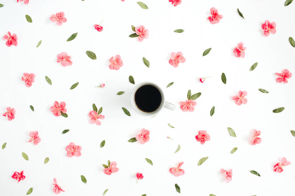 růžové květy hortenzie, šálek kávy, zelené listy - Fotografie, Obrázek