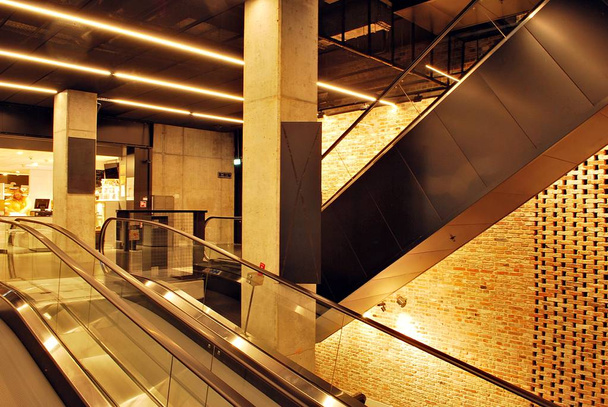 Moderní interiéry. Moderní eskalátory v nákupním centru - Fotografie, Obrázek