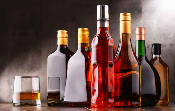 Verre et bouteilles de boissons alcoolisées variées
. - Photo, image