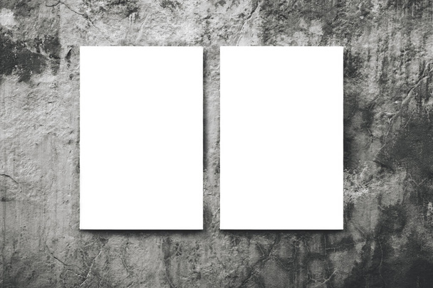 Primer plano de dos hojas de papel colgadas o lienzo vacío sobre fondo de pared de hormigón
 - Foto, Imagen