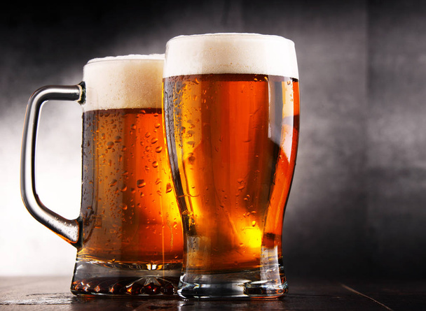Композиция с двумя бокалами пива
 - Фото, изображение