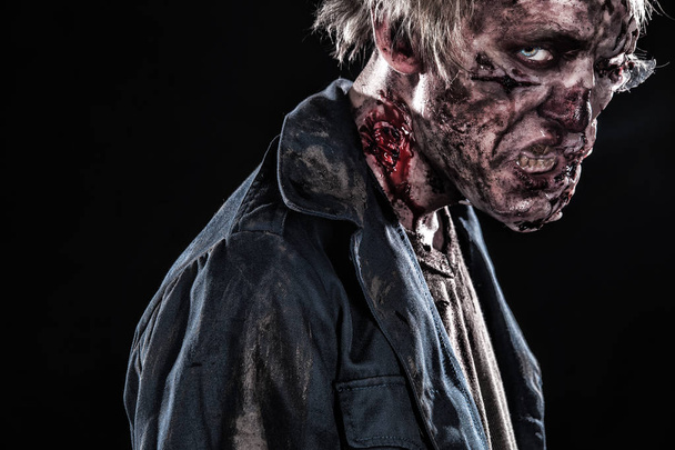 Maldito hombre zombi con cerebros fuera de Halloween horror
  - Foto, imagen