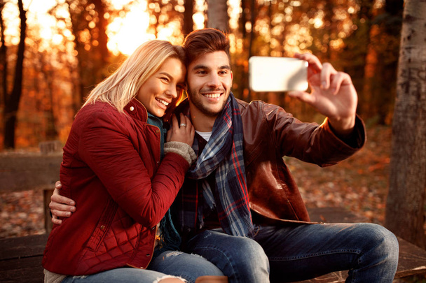 girlfriend and boyfriend taking selfie with mobile phone - Foto, Bild