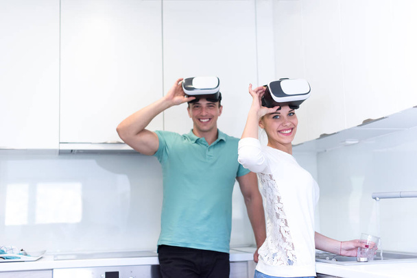 young couple using VR-headset glasses of virtual reality - Zdjęcie, obraz