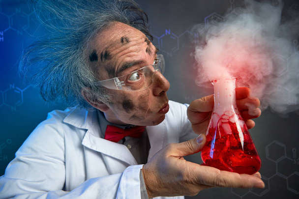 astonished scientist with explosive experiment - Φωτογραφία, εικόνα