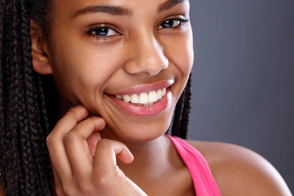 Обличчя афроамериканської дівчини з приємною посмішкою
  - Фото, зображення