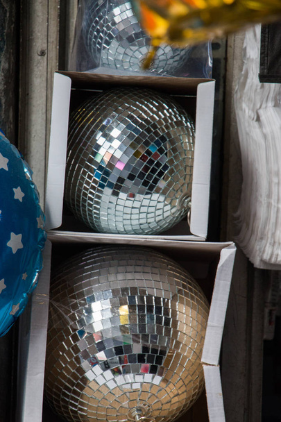 bolas de disco para bailar en un club de discoteca
 - Foto, imagen