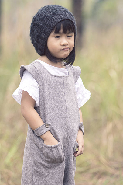 retrato de adorável asiático crianças com inverno lã capuz de pé
 - Foto, Imagem