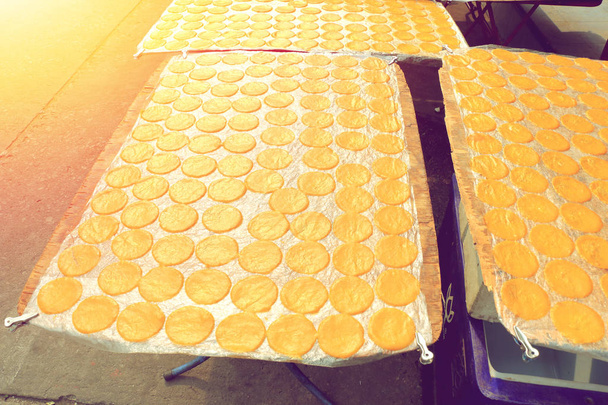 Mango-Blatt, getrocknete Mango-Paste in der Sonne - Foto, Bild