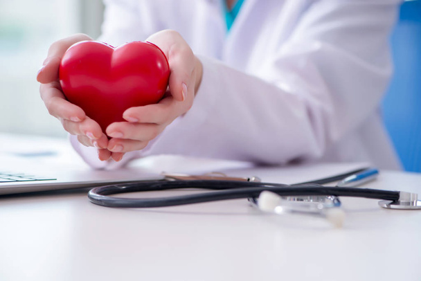 Médico revisando corazón en concepto médico - Foto, imagen