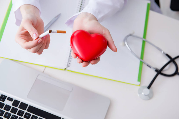 Concepto antitabaco con corazón en concepto médico - Foto, Imagen