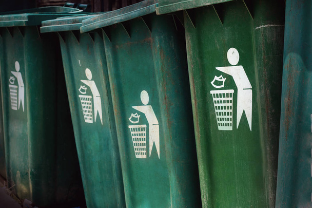 lähikuva vihreästä roskiksesta. roskat roskiin symboli
. - Valokuva, kuva