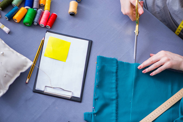 女性のテーラーメイド作業上の服の縫製ステッチ測定fa - 写真・画像