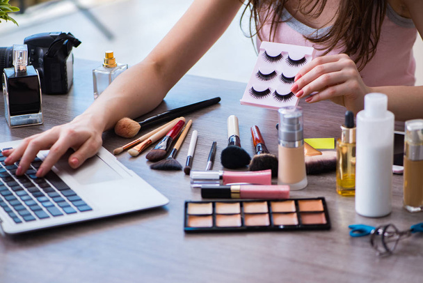 Blogger de moda con accesorios de maquillaje - Foto, Imagen