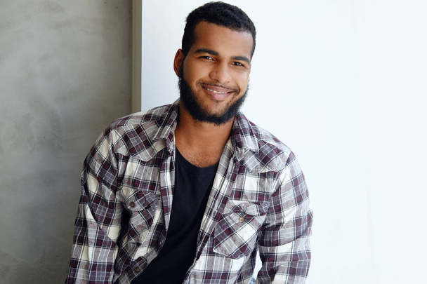 Árabe hipster macho em uma camisa de lã
 - Foto, Imagem