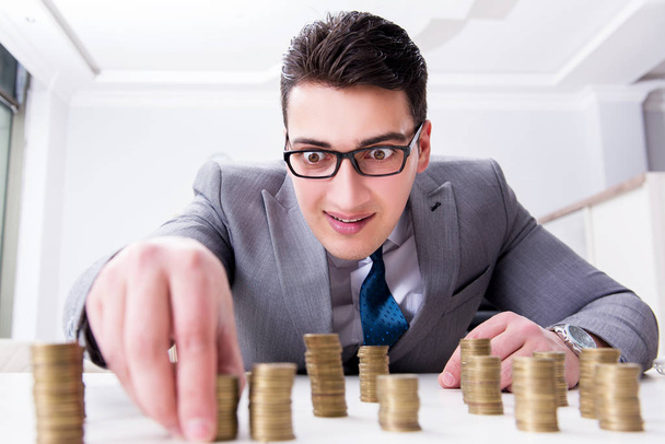 Бизнесмен с золотыми монетами в концепции развития бизнеса - Фото, изображение
