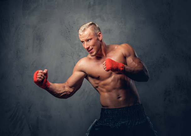 Boxeador sin camisa en un estudio
 - Foto, Imagen