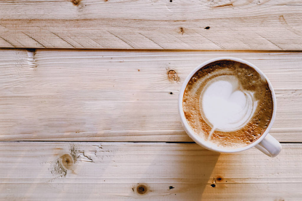 latte art coffee on wood background, top view - Foto, afbeelding