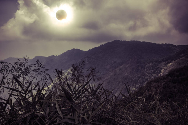 Fenómeno natural científico. Eclipse solar total con efecto anillo de diamante que brilla en el cielo
 - Foto, imagen