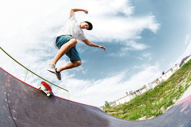 Young skater jumps from ramp down - Foto, afbeelding