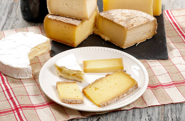Різні французьких сирів Нормандії і Савойя - Фото, зображення