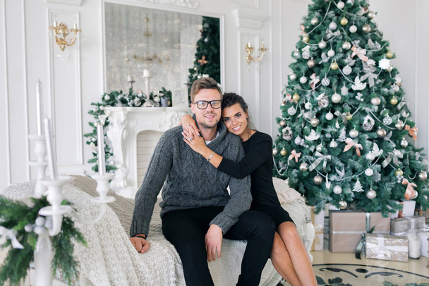 Aile, Noel, tatil, sevgi ve insan kavramı - mutlu çift evde koltukta oturan - Fotoğraf, Görsel