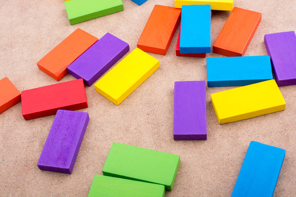 Houten blokken van verschillende kleur willekeurig verspreid - Foto, afbeelding