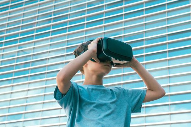 Niño con gafas de realidad virtual en la ciudad
 - Foto, imagen
