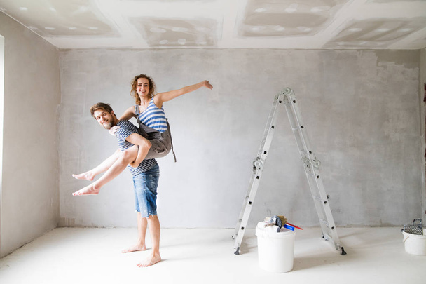 Young couple painting walls in their new house. - Fotoğraf, Görsel