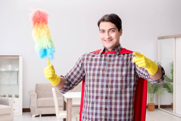 De superheldenreiniger die huishoudelijk werk doet - Foto, afbeelding