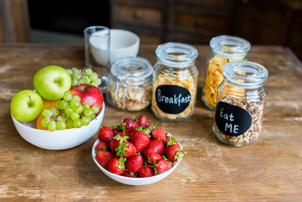 frutas y cereales para el desayuno
 - Foto, imagen