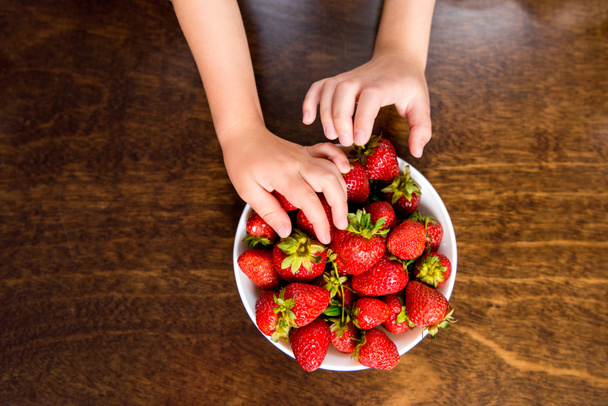 Kinder essen Erdbeeren - Foto, Bild