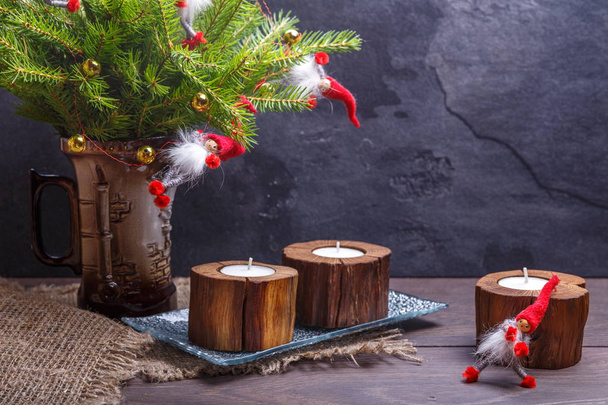 Vintage Kerstmis of Nieuwjaar samenstelling met kerstboom, houten kaarsen en kabouters. Rustieke stijl - Foto, afbeelding