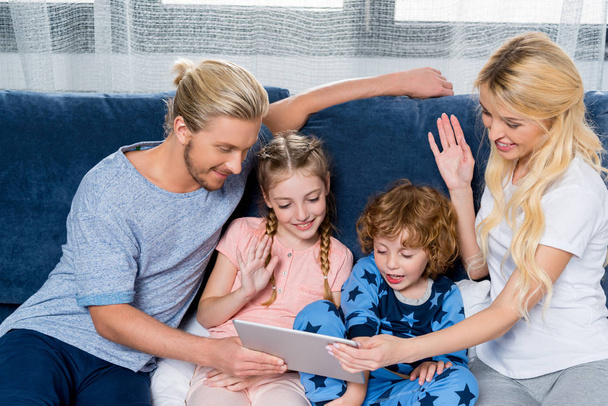 family with digital tablet - Fotografie, Obrázek