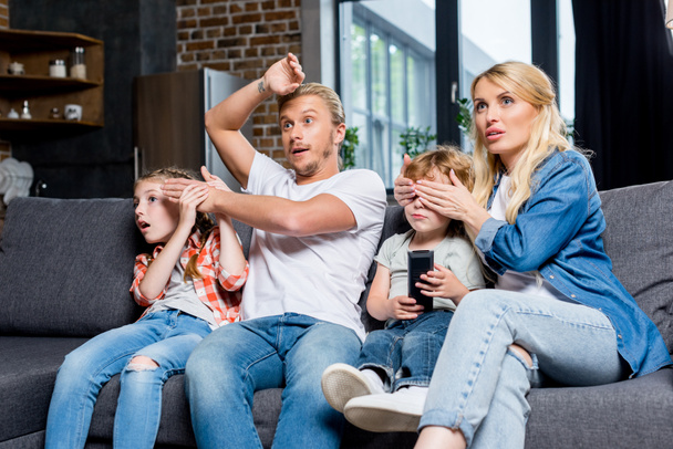 sledování televize rodinou - Fotografie, Obrázek