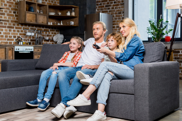 familie kijken tv - Foto, afbeelding