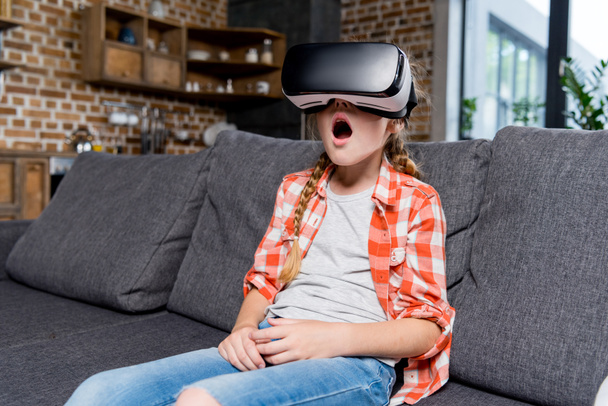 Ребенок в наушниках виртуальной реальности
 - Фото, изображение