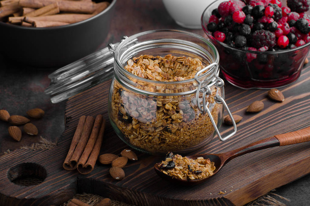 Baked granola with berries - Foto, immagini