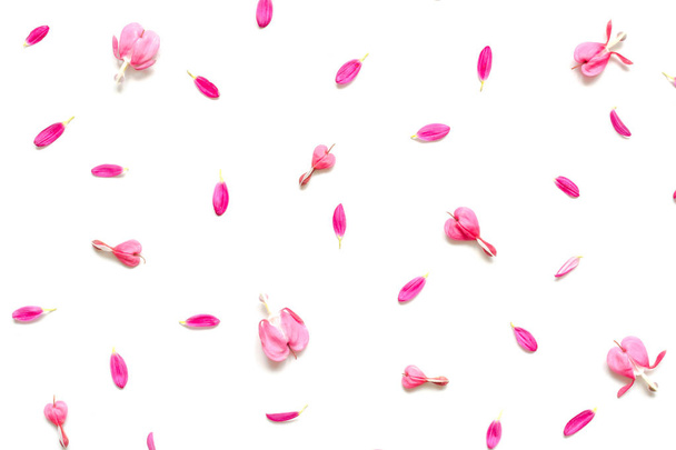 Kompozycja płatki różowy i pączki w kształcie serca - Zdjęcie, obraz