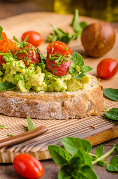 Avocado spread with tomatoes - Foto, afbeelding